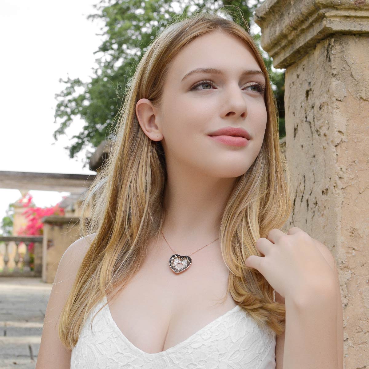 To My Wife, I Want to Hold Your Hand (Gold Card) - Black Crystal Heart Necklace Gift Set