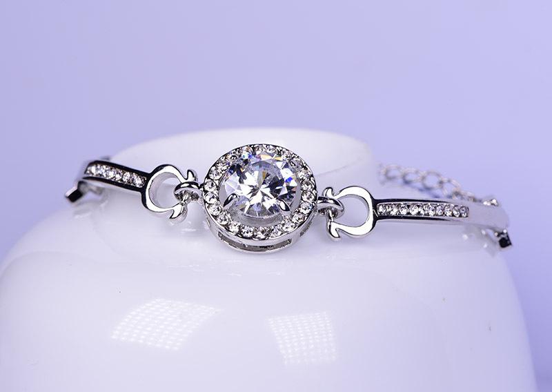Centered Crystal Bracelet